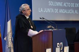 José Ángel Narváez. Imposición de la Medalla de Oro de la Universidad de Málaga a Junta de Andalucía, Diputación Provincial de Málaga y Ayuntamiento de la capital. Paraninfo. Noviembre de 2023
