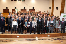 Foto de grupo en el homenaje de Unicaja a la Facultad de Económicas. Paraninfo. Abril 2015