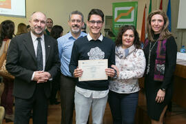 Foto de grupo tras la entrega de premios de la X Olimpiada de Economía. XI Jornadas Andaluzas de Enseñanza de Economía. Facultad de Ciencias Económicas y Empresariales. Febrero de 2018