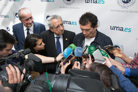 Antonio Banderas, José Ángel Narváez y Francisco de la Torre. Acto de la Fundación Lágrimas y Favores. Entrega de los Premios de Investigación de la Cátedra de Estudios Cofrades. Rectorado. Abril de 2019