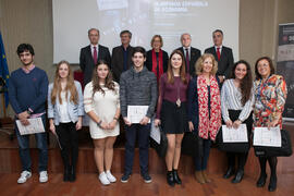 Foto de grupo tras la entrega de premios a los alumnos ganadores de la VIII Olimpiada Local de Economía. Facultad de Ciencias Económicas y Empresariales. Febrero de 2016