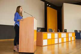 María Guerrero presenta el debate electoral entre los candidatos a Rector de la Universidad de Málaga. Escuela Técnica Superior de Ingeniería Industrial. Noviembre de 2015