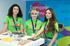 Voluntarias del estand de Link by UMA-ATech y Factor-E. Jornadas de Puertas Abiertas de la Universidad de Málaga. Complejo Polideportivo Universitario. Abril de 2018