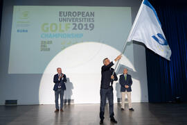 El alcalde de Antequera Manuel Jesús Barón recibe la acreditación para celebrar el Campeonato Universitario de Golf. Gala del Deporte Universitario 2019. Escuela Técnica Superior de Ingeniería de Telecomunicaciones. Junio de 2019