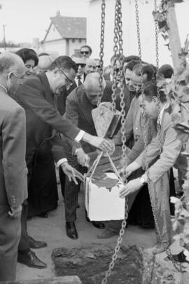 Málaga. Colocación de la primera piedra de grupo escolar en las playas de San Andrés. Noviembre de 1963