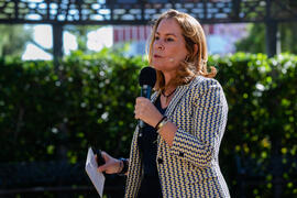 Theresa Zabell en su conferencia del ciclo "Dialogando". Jardín Botánico de la Universidad de Málaga. Mayo de 2021