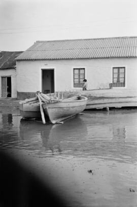 Chabolas y embarcaciones en las playas de El Bulto y San Andrés. Málaga. Enero de 1963