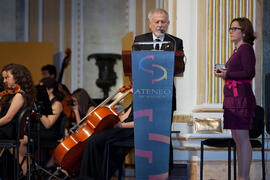 José Infante en la entrega de medallas del Ateneo. Teatro María Cristina. Abril 2015