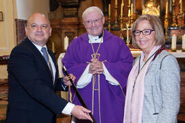 Entrega del bastón de mando de la Universidad de Málaga a la Cofradía de los Estudiantes. Misa de Lunes Santo. Iglesia de San Agustín. Marzo de 2013