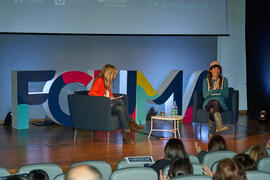 Cristina Mena "Dialogando" con Raquel Haro sobre "cómo convertir tus dramas en una bonita historia". Facultad de Psicología y Logopedia de la Universidad de Málaga. Febrero de 2022