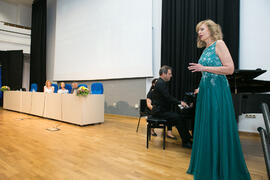 Actuación de la soprano Ascensión Padilla, acompañada al piano por Ernesto Gabaldón. Graduación y clausura del curso del Aula de Mayores de la Universidad de Málaga. Campus de Teatinos. Junio de 2018