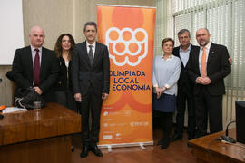 Foto de grupo previa a la entrega de premios de la XI Olimpiada de Economía. Facultad de Ciencias Económicas y Empresariales. Febrero de 2019