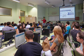 Visita al aula de Informática, como parte del acto de bienvenida a los alumnos de primer curso de Económicas. Paraninfo. Septiembre de 2014