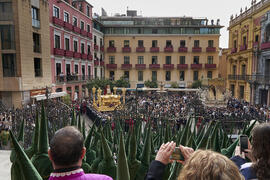 Trono del Santo Cristo Coronado de Espinas. Acto de la Hermandad de los Estudiantes en la Catedral. Plaza del Obispo, Málaga. Abril de 2022