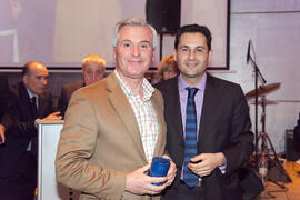 Entrega de regalo en la cena del 3º Congreso Internacional de Actividad Físico-Deportiva para Mayores de la Universidad de Málaga. Hotel Barceló Málaga. Marzo de 2009