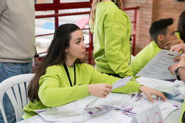 Recogida de diplomas. 7º Congreso Internacional de Actividad Física Deportiva para Mayores. Escuela Técnica Superior de Ingeniería de Telecomunicaciones y de Informática. Noviembre de 2017