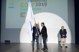 El alcalde de Antequera Manuel Jesús Barón recibe la acreditación para celebrar el Campeonato Universitario de Golf. Gala del Deporte Universitario 2019. Escuela Técnica Superior de Ingeniería de Telecomunicaciones. Junio de 2019