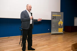 Eugenio José Luque presenta la conferencia de David Meca "Gestión del talento". Seminario "Emprende 21". Paraninfo. Noviembre de 2017