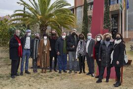Foto de grupo tras la inauguración de la escultura "6+1", de José Ignacio Díaz de Rábago. Facultad de Ciencias de la Educación y Psicología. Campus de Teatinos. Enero de 2022