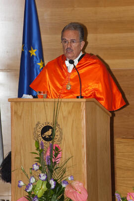 Investidura como Doctor "Honoris Causa" de D. Juan Ramón Cuadrado Roura por la Universidad de Málaga. Rectorado. Junio de 2009