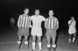 Málaga. Jugadores del Club Deportivo Málaga y del Real Madrid Club de Fútbol en el partido por el Trofeo Costa del Sol. Estadio de la Rosaleda. Agosto de 1963