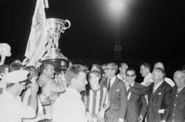 Málaga. Trofeo Costa del Sol. Entrega de la copa al FC Málaga. Estadio de la Rosaleda. Agosto de 1963