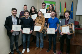 Foto de grupo tras la entrega de premios de la X Olimpiada de Economía. XI Jornadas Andaluzas de Enseñanza de Economía. Facultad de Ciencias Económicas y Empresariales. Febrero de 2018