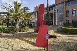 Escultura "6+1", de José Ignacio Díaz de Rábago. Facultad de Ciencias de la Educación y Psicología. Campus de Teatinos. Enero de 2022