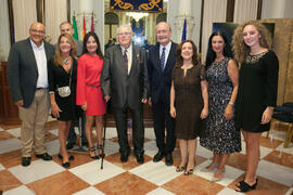 Foto de grupo tras el nombramiento de Eugenio Chicano como miembro de la Real Academia de Bellas Artes de San Telmo. Salón de los Espejos, Ayuntamiento de Málaga. Septiembre de 2016