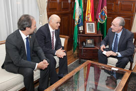 Pedro Farias y Hamid Al-Naimiy en la reunión con el alcalde de Málaga posterior a la firma del convenio con la Universidad de Sharjah, Emiratos Árabes. Ayuntamiento de Málaga. Noviembre de 2015