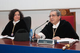 Pilar Aranda y José Ángel Narváez en la imposición de la Medalla de Oro de la Universidad de Málaga a la Universidad de Granada. Paraninfo. Diciembre de 2016