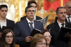 Miembro de la Coral Sancti Petri en su concierto de Navidad homenaje a la Facultad de Económicas. Iglesia de los Mártires. Diciembre de 2015