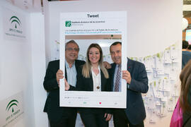 Silvia Cabrera, José Ángel Narváez y José Luis Ruiz Espejo en el estand del Instituto Andaluz de Juventud de las Jornadas de Puertas Abiertas de la Universidad de Málaga. Complejo Polideportivo Universitario. Marzo de 2017