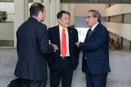 Víctor Muñoz Martínez, Dong Sung Cho y José Ángel Narváez. Celebración del décimo Aniversario de la colaboración de la Universidad de Málaga y la Universidad Nacional de Incheon. Complejo de Estudios Sociales y Comercio. Octubre de 2019