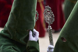 Penitentes. Acto de la Hermandad de los Estudiantes en la Catedral. Plaza del Obispo, Málaga. Abril de 2022