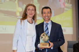Entrega de premio "Cima-Un estilo de vida" a Roberto Sánchez Benítez. 6º Congreso Internacional de Actividad Física Deportiva para Mayores. Escuela Técnica Superior de Ingeniería de Telecomunicaciones y de Informática. Marzo de 2015