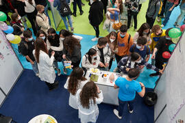 Asistentes a la Jornada de Puertas Abiertas de la Universidad de Málaga. Complejo Polideportivo Universitario. Marzo de 2022