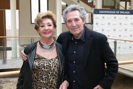Miguel Ríos y señora momentos previos a la conferencia "La música como testimonio de la Transición" del ciclo "Historia, documentos y sociedad". Edificio del Rectorado. Abril de 2019
