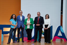 Foto de grupo previa a la conferencia "Dialogando" con Clara Grima. Escuela de Ingenierías Industriales de la Universidad de Málaga. Mayo de 2024