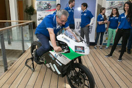 José Ángel Narváez sobre la moto eléctrica. Presentación del proyecto "UMA Racing Team 2017/2018". Edificio del Rectorado. Junio de 2017