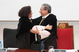 Pilar Aranda y José Ángel Narváez en la imposición de la Medalla de Oro de la Universidad de Málaga a la Universidad de Granada. Paraninfo. Diciembre de 2016