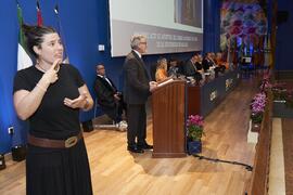Intérprete de signos. Apertura del Curso Académico 2023/2024 de la Universidad de Málaga. Paraninfo. Septiembre de 2023