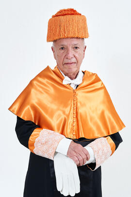 Retrato de Alejandro Portes previo a su investidura como Doctor "Honoris Causa" por la Universidad de Málaga. Paraninfo. Octubre de 2024