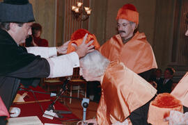 Investidura como Doctores "Honoris Causa" de D. Manuel Albar y D.ª Marjorice Grice-Hutchinson por la Universidad de Málaga. Teatro María Cristina. Enero de 1992
