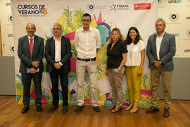 Foto de grupo. Encuentro con Eduardo Madina. Cursos de Verano de la Universidad de Málaga. Edificio del Rectorado. Julio de 2018