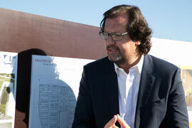 El arquitecto Eduardo Pérez Gómez en la colocación de la primera piedra de la nueva Facultad de Psicología. Campus de Teatinos. Noviembre de 2017