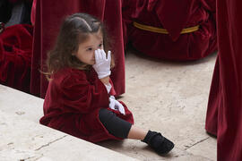 Niña de penitente en el acto de la Hermandad de los Estudiantes en la Catedral. Plaza del Obispo, Málaga. Abril de 2022