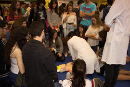 Muestra de ejercicios de primeros auxilios. Jornadas de Puertas Abiertas de la Universidad de Málaga. Complejo Polideportivo Universitario. Abril de 2015
