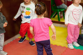 Niñas jugando. Escuela Infantil Francisca Luque. Campus de Teatinos. Mayo de 2014