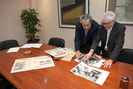 Juan de Dios Mellado y José Ángel Narváez. Firma del convenio para la donación del archivo fotográfico y la colección completa del Diario 16. Facultad de Ciencias Económicas y Empresariales. Marzo de 2015